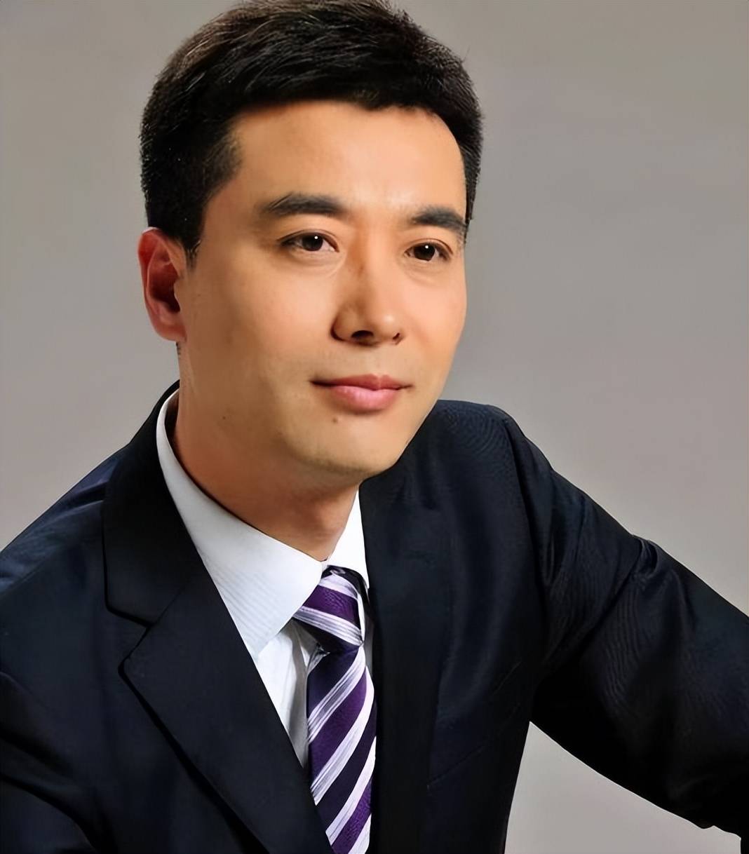 央视主持郭志坚:一路奋斗到央视,生活平淡也幸福,至今妻子成谜