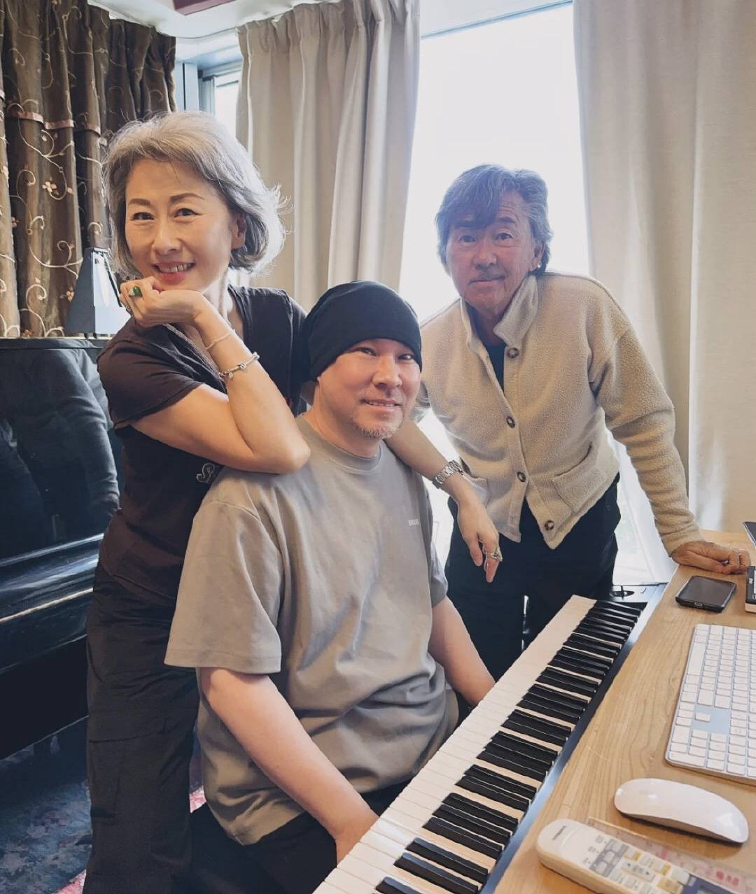 事实上从短片来看林子祥的儿子与继母之间的关系融洽得如同朋友
