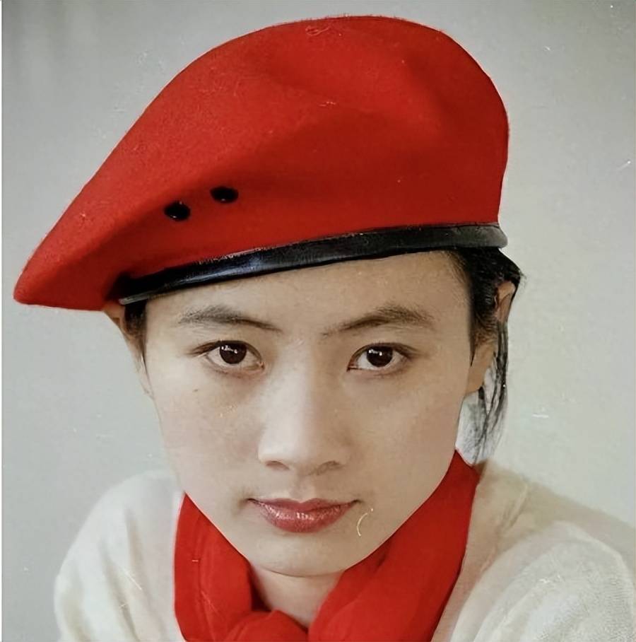 演员白灵现状:在美国洛杉矶有豪宅,63岁模样大变,仍保持单身