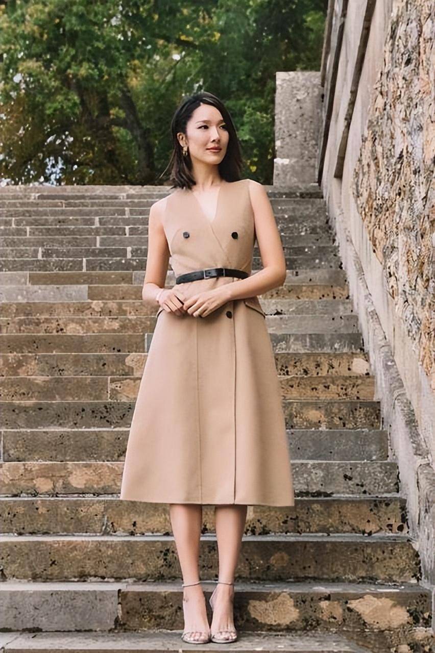 王祖蓝一家三代同堂,李亚男穿衬衫配牛仔裤,比老公高一大截