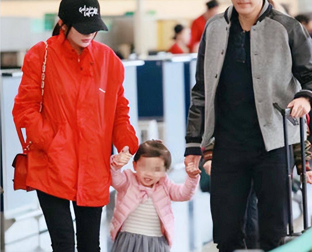 小糯米走路像杨幂?网友惊呼太像了,长大后颜值爆表!