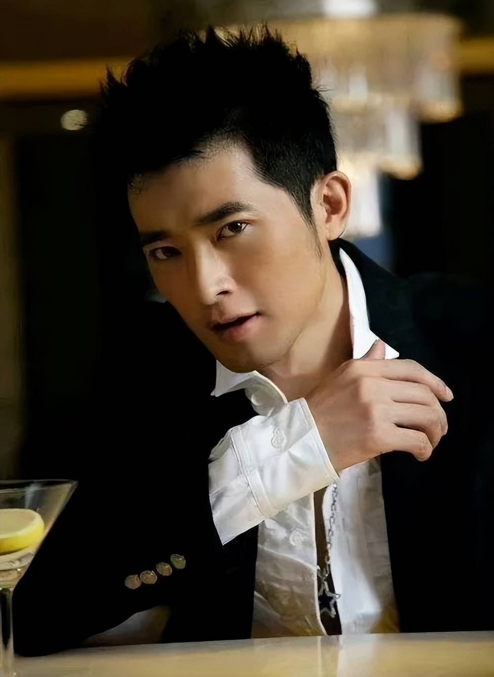 52岁任泉现身北京,去线下视察面包店,打扮很低调,不像商业大佬