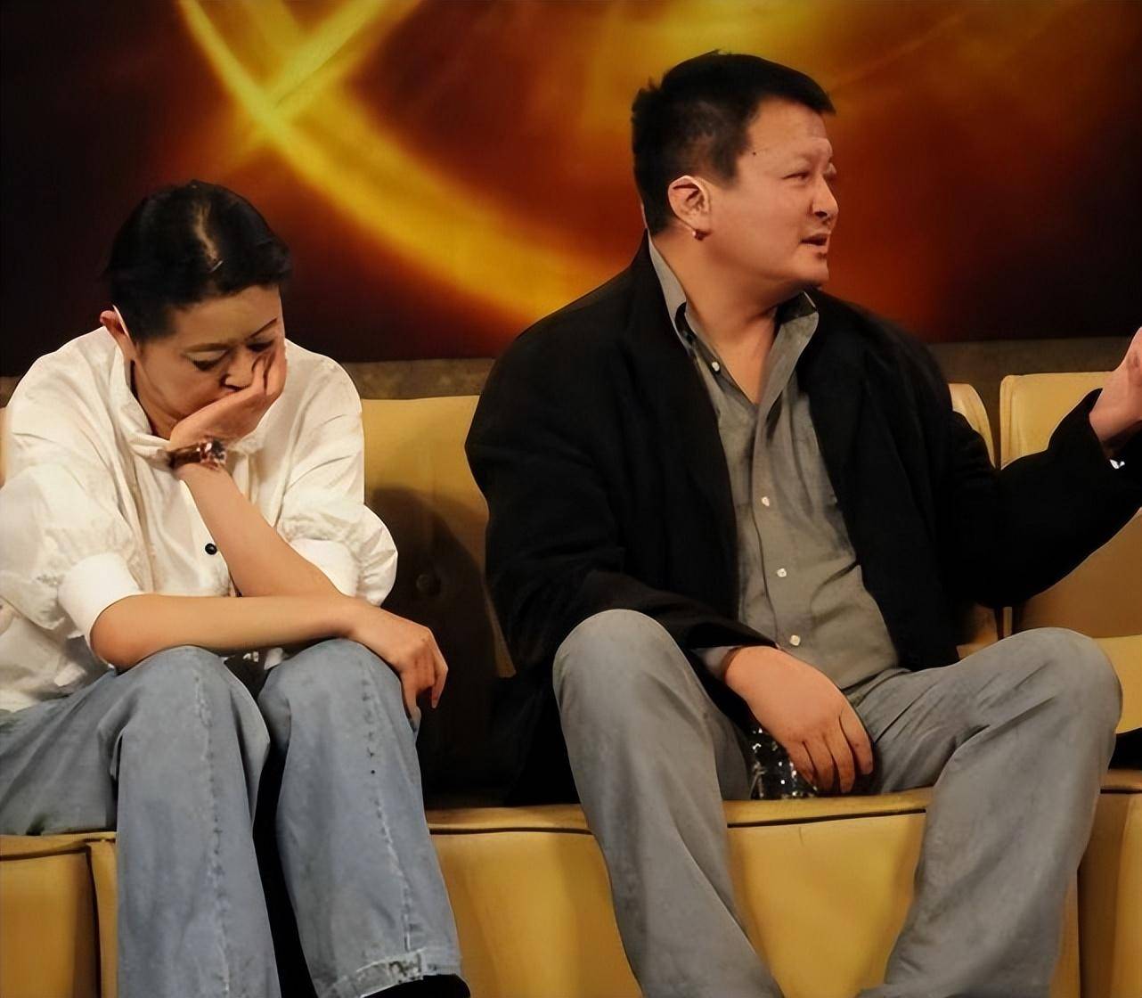 老态尽显,与丈夫越来越有夫妻相,网友直呼认不出