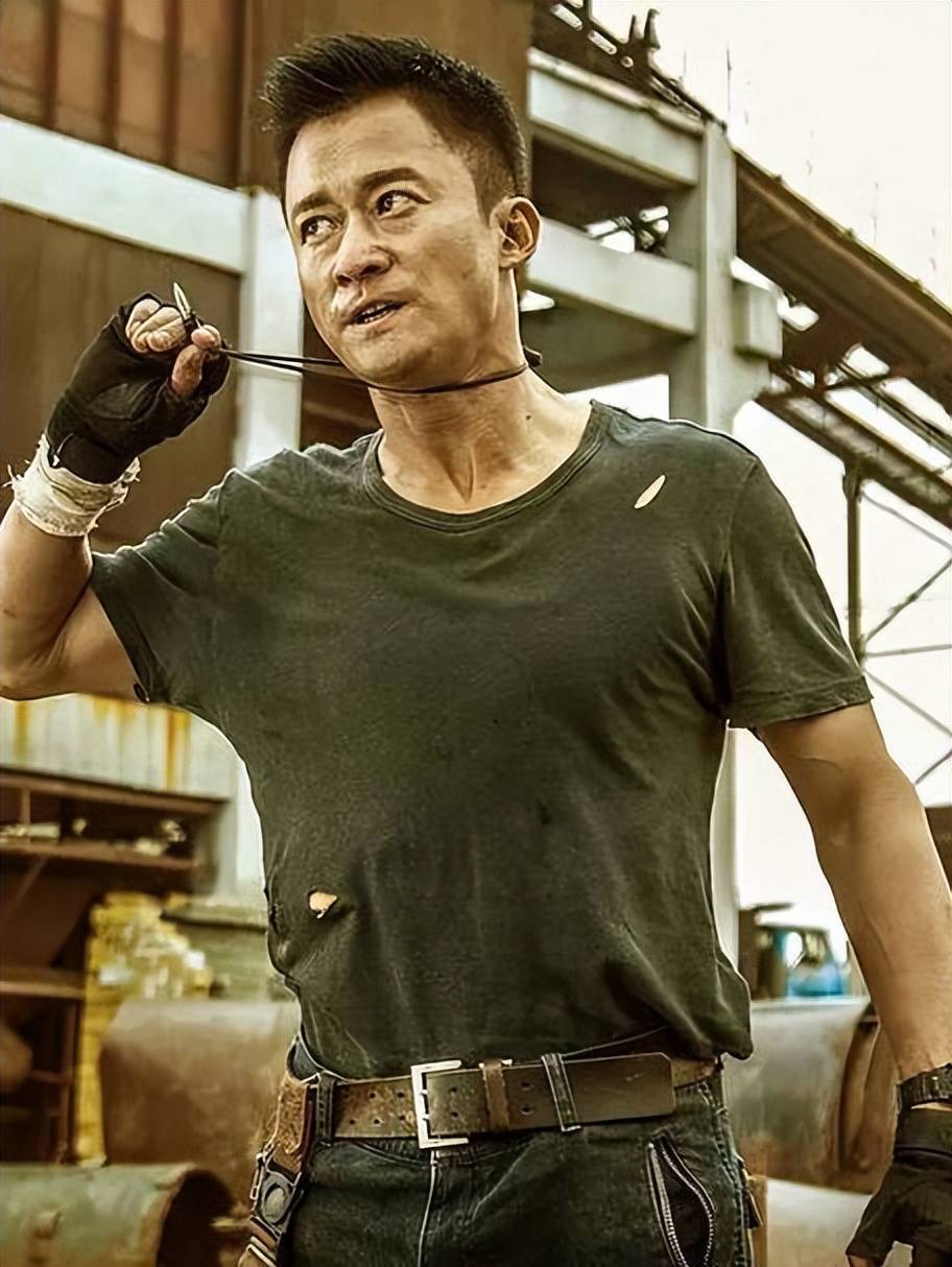 51岁吴京突发意外!铁血硬汉翻车,评论区咒他死