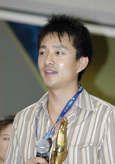 前央视主持人亚宁现状:是大集团老总,身家百亿,56岁头发全白