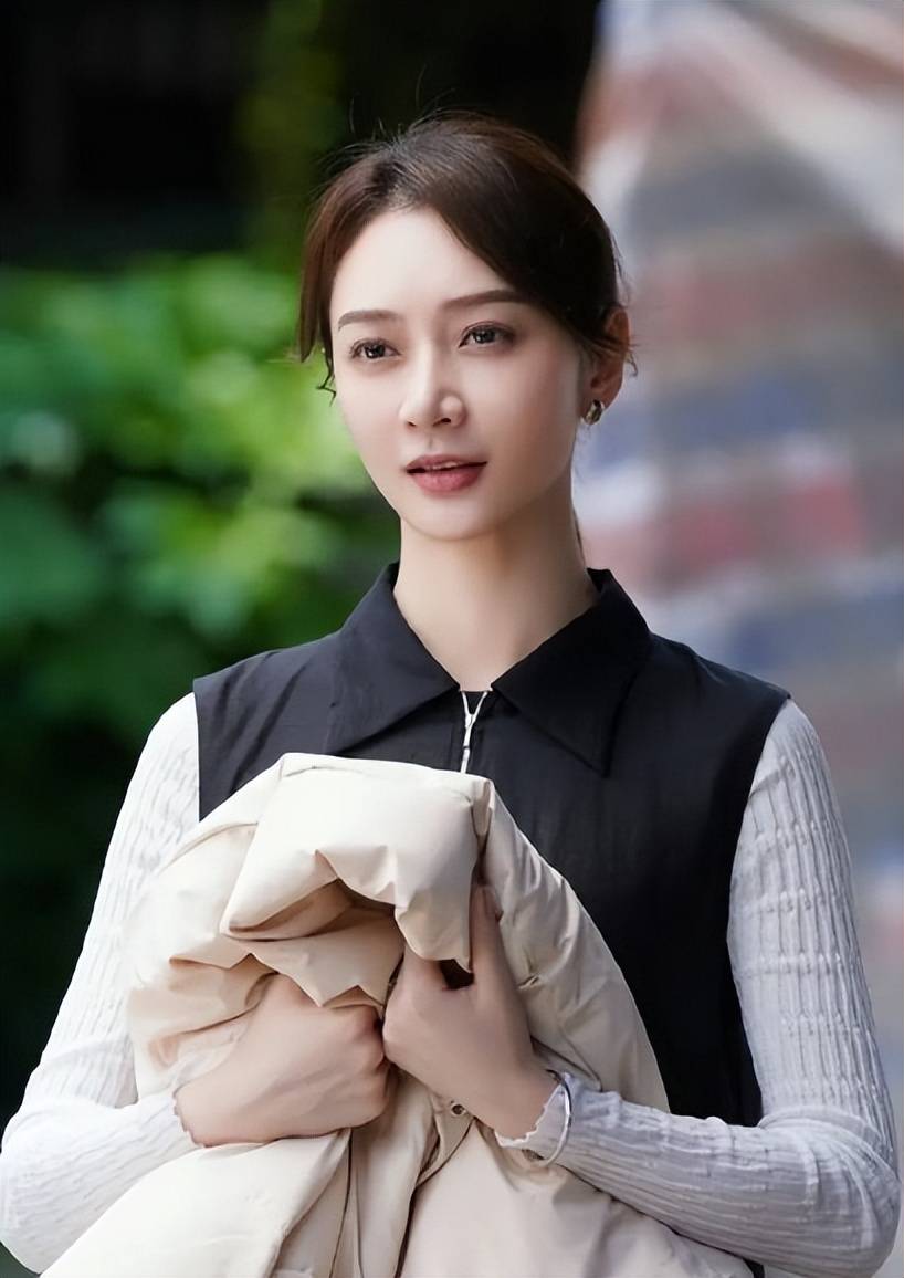 次年,她在《箭在弦上》中成功塑造了拉弓射箭的徐二航,英姿飒爽,收视