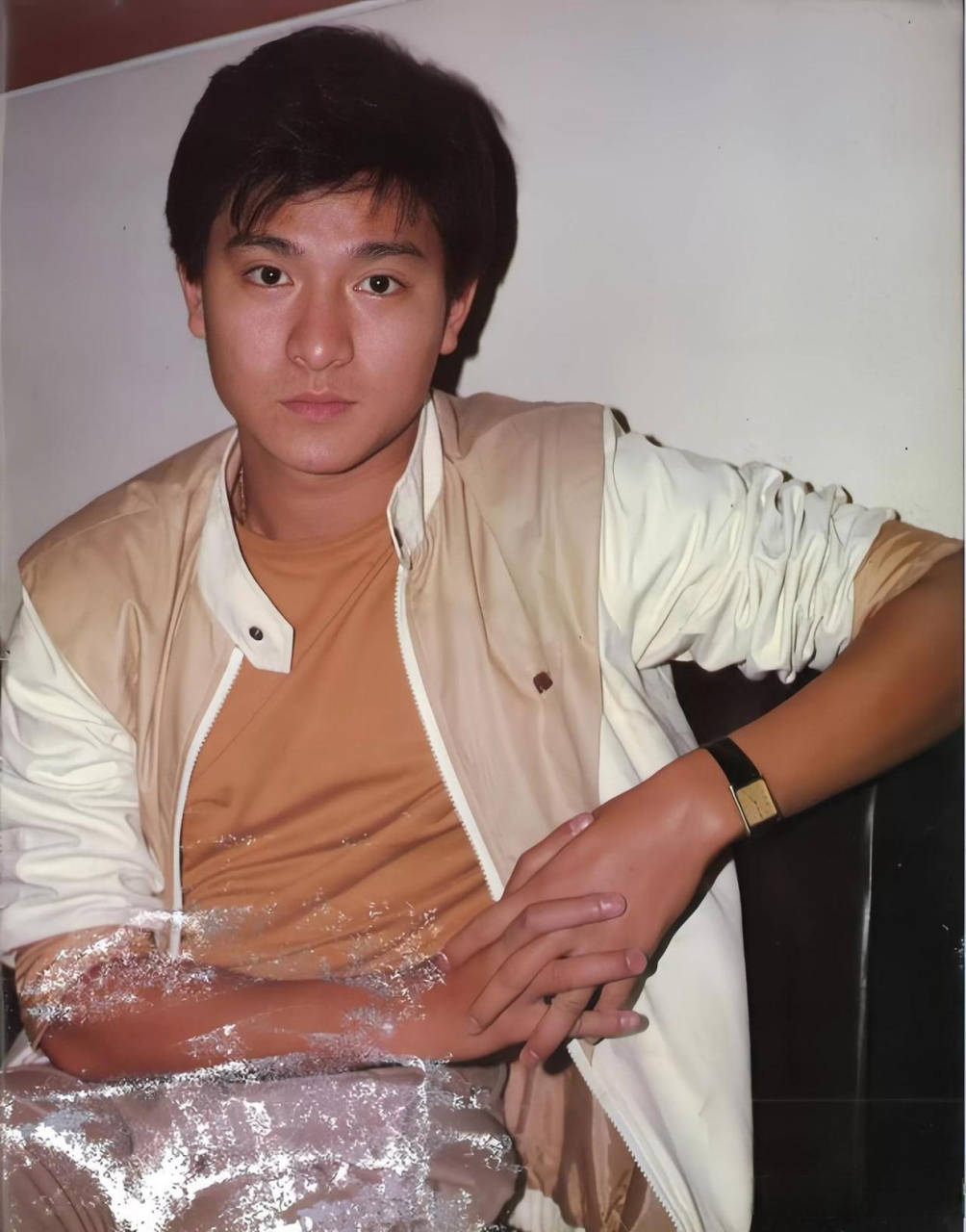 他是刘德华唯一绝交的朋友,两人曾被传言为断背,今成光头大叔