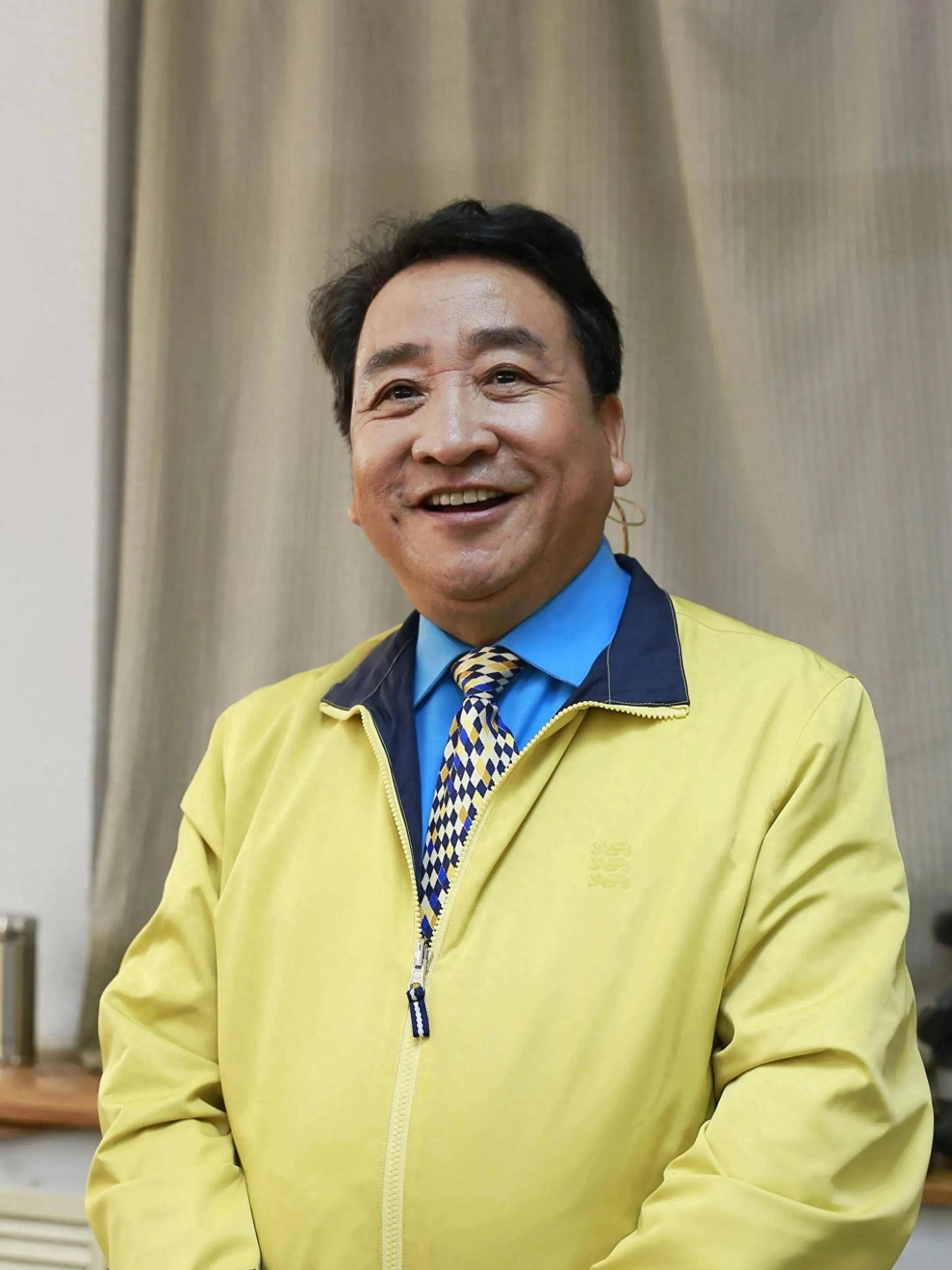 著名相声大师姜昆,携妻在美国吃日本料理,享受退休生活