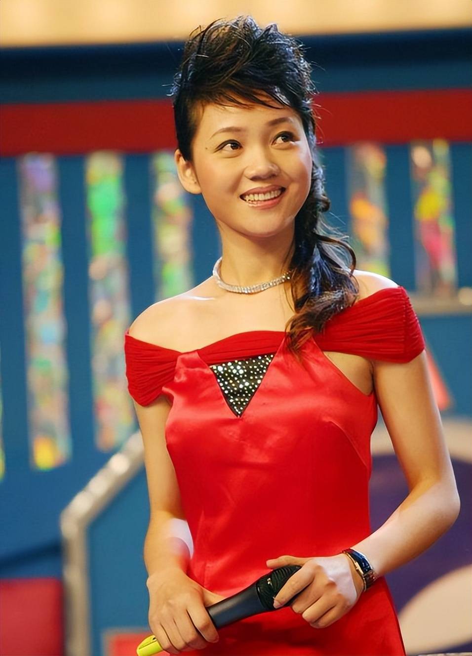 她是著名美女主持人,嫁给神秘老公生下三个孩子,51岁宛如少女