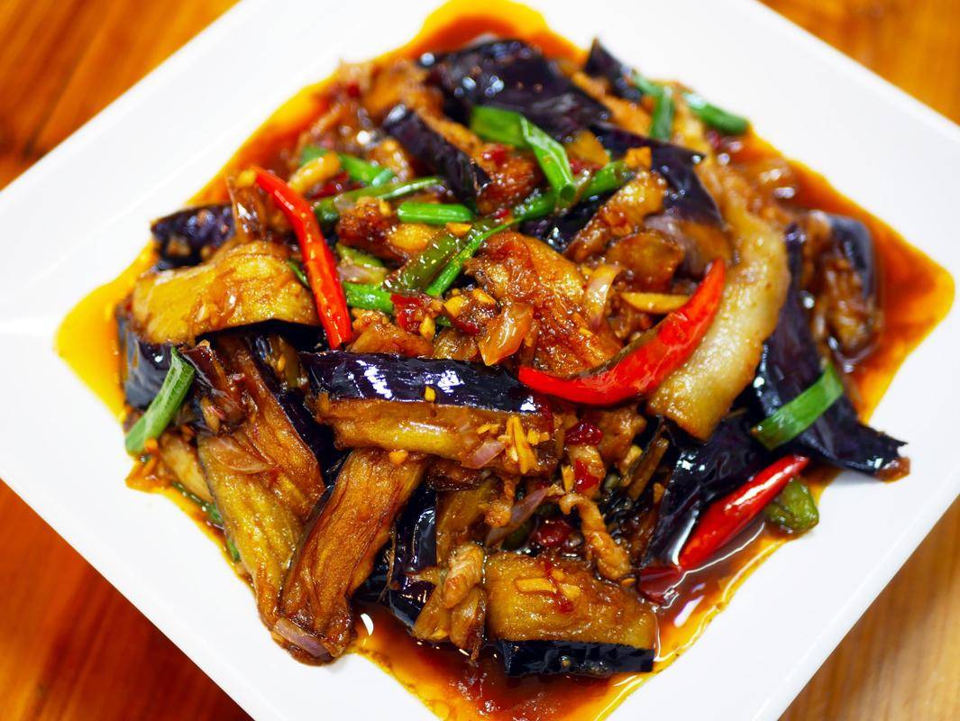 家常酱汁茄子，香辣过瘾，做法超简单！