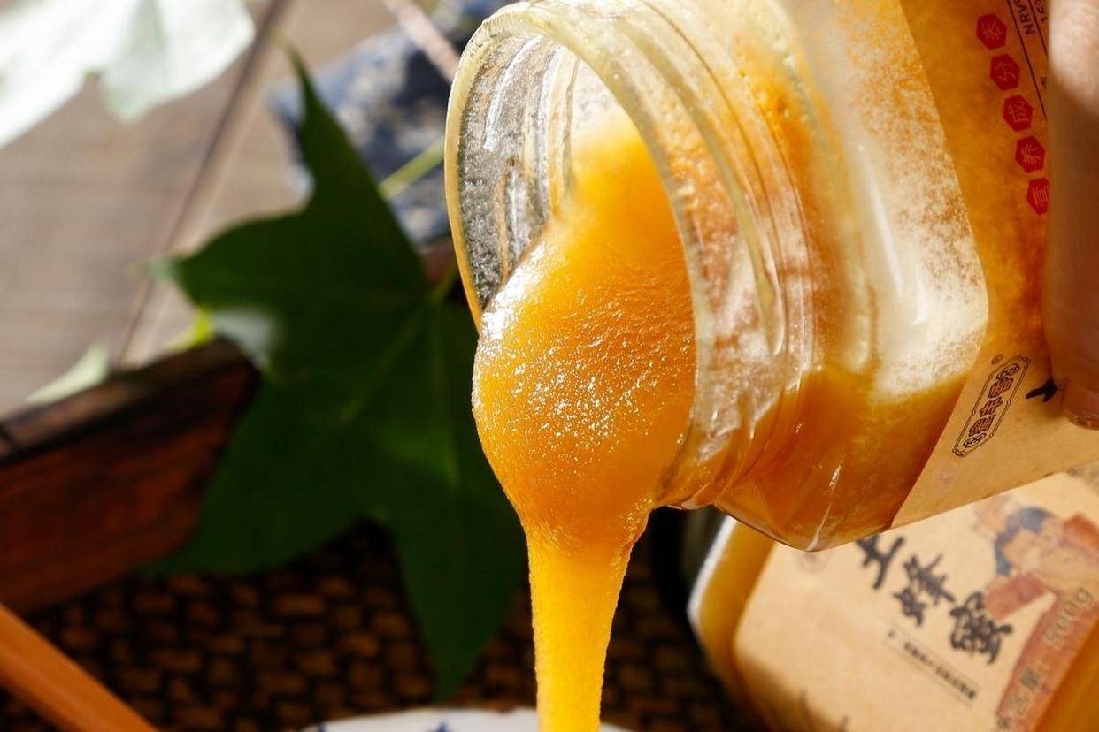 蜂蜜过期了几天还能喝吗(蜂蜜过期了几天还能喝吗百度百科)