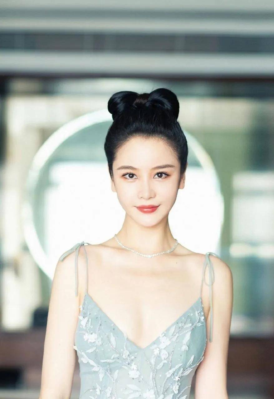 "晶女郎"邱意浓的靓丽写真!她魔鬼身材性感火辣