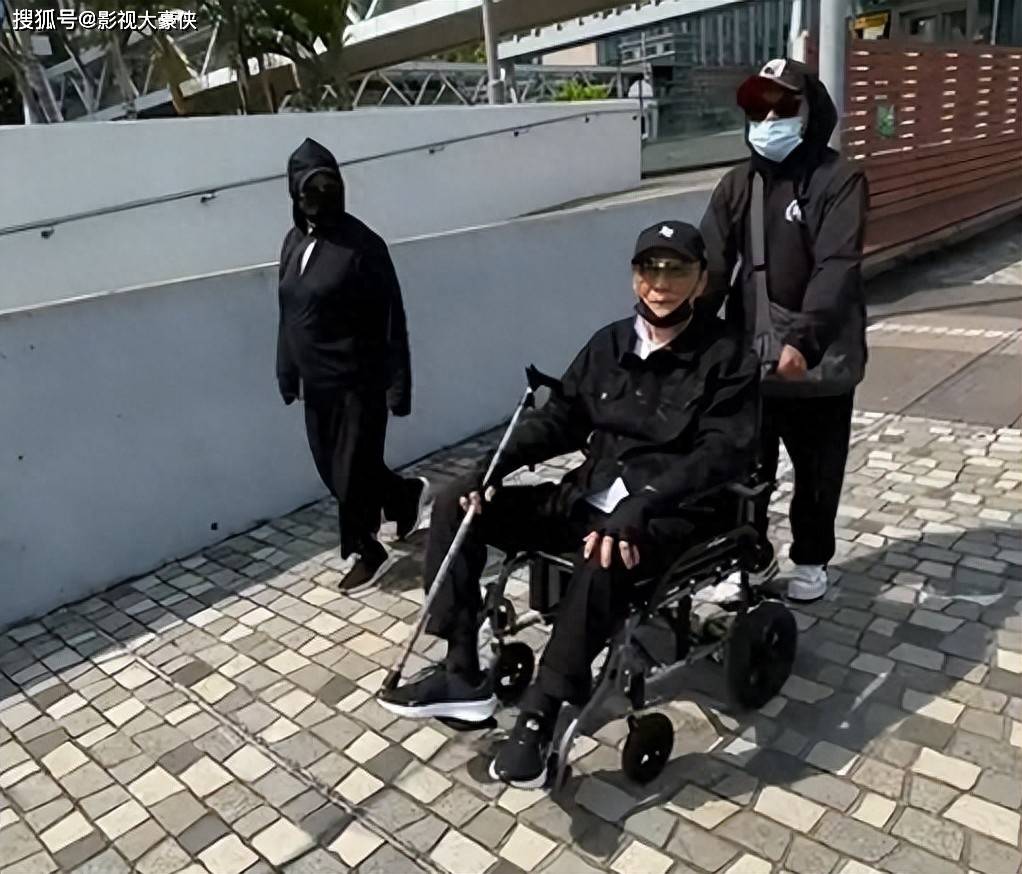 原创            88岁谢贤暴瘦坐轮椅，与嫩模分手后憔悴不堪，晚年孤独引唏嘘