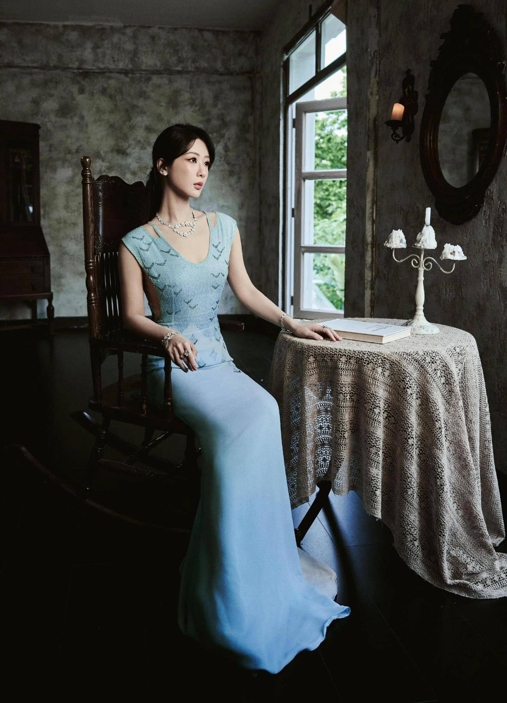 杨紫一袭浅蓝色礼服裙尽显优雅与端庄