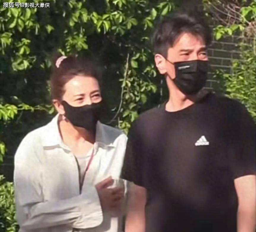 高圆圆赵又廷素颜遛弯甜到齁 结婚9年仍手挽手