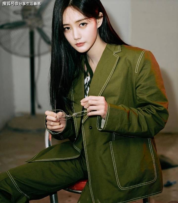 李一桐越来越有少妇韵味了,身穿军绿色西服套装尽显制服风韵!