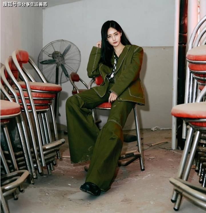 李一桐越来越有少妇韵味了,身穿军绿色西服套装尽显制服风韵!