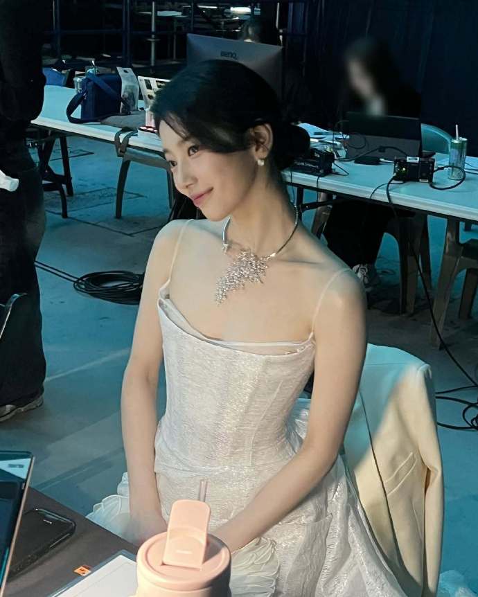 秀智验证“百想女王”地位,连续10年担任MC,两套礼服耀眼 插图5 秀智验证“百想女王”地位,连续10年担任MC,两套礼服耀眼 插图5