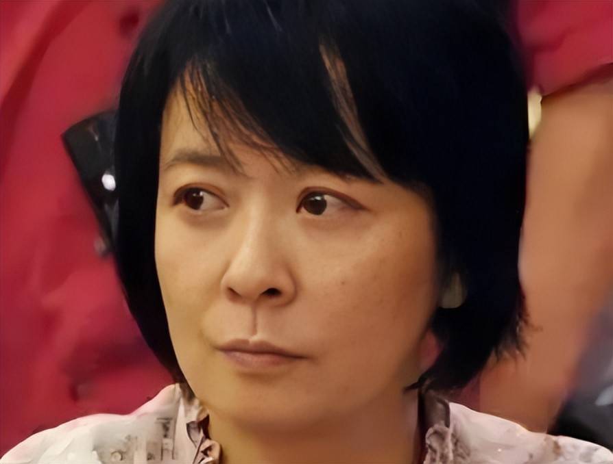 王京花:陈道明称姐,身家亿万坐拥北京街,却捧不红儿子