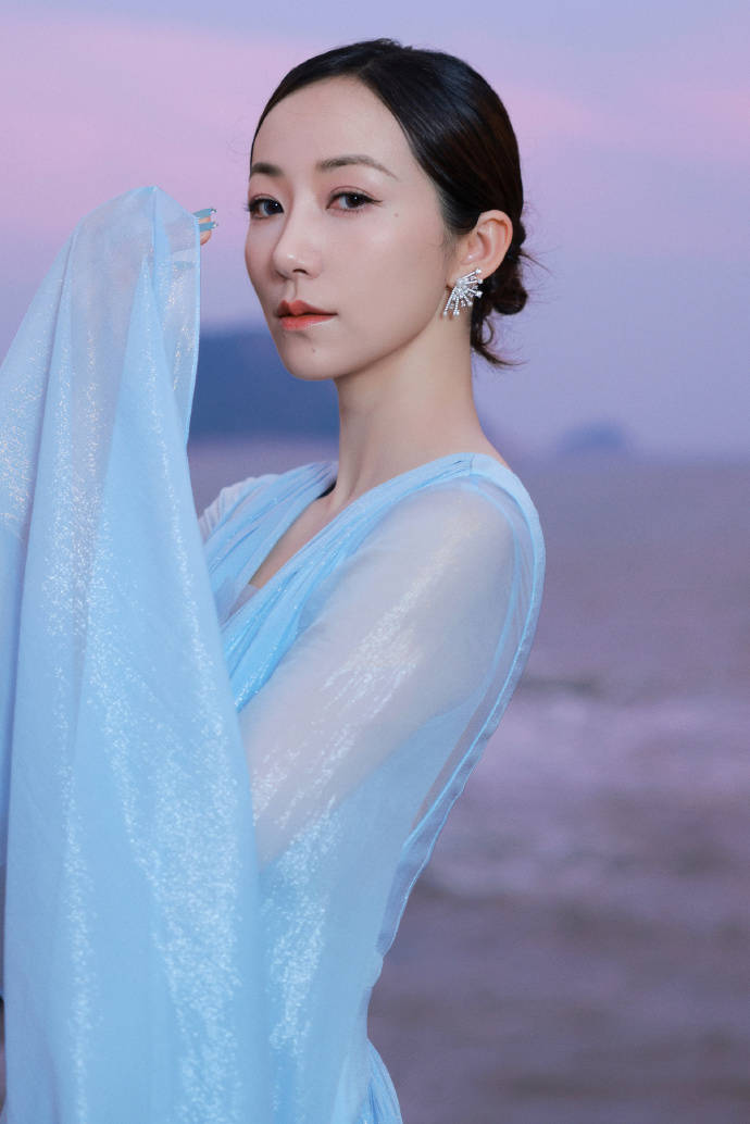 韩雪空灵蓝纱裙造型,简约 chic 风勾勒极致沙漏身材,吸睛爆表