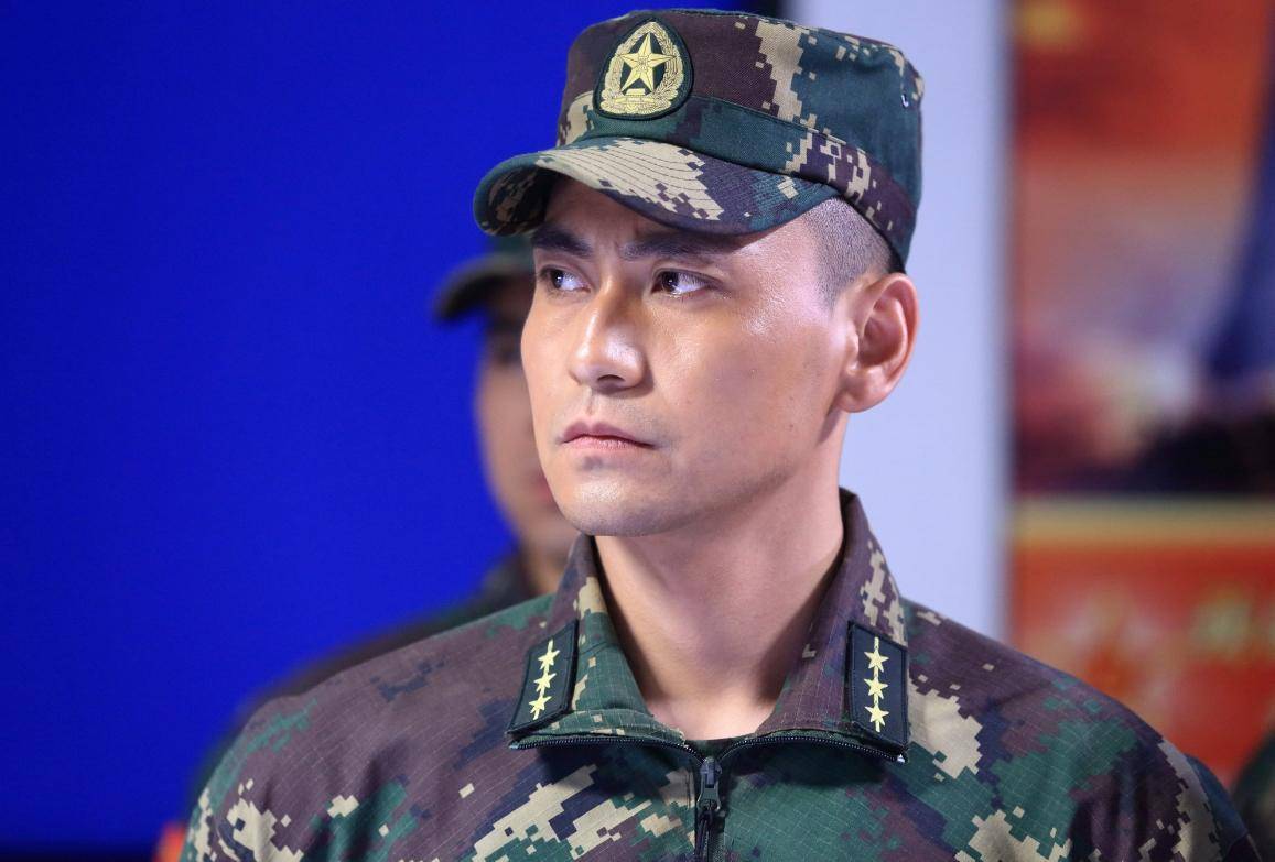 演员李飞"接不到戏",陪母亲街边卖鱼,他到底为何沦落至此?