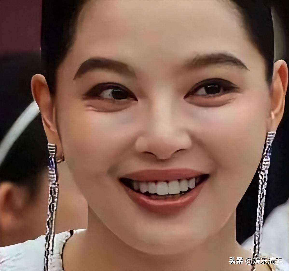 杨幂一脸苦相,虞书欣大饼脸,最后一位才真的绝美