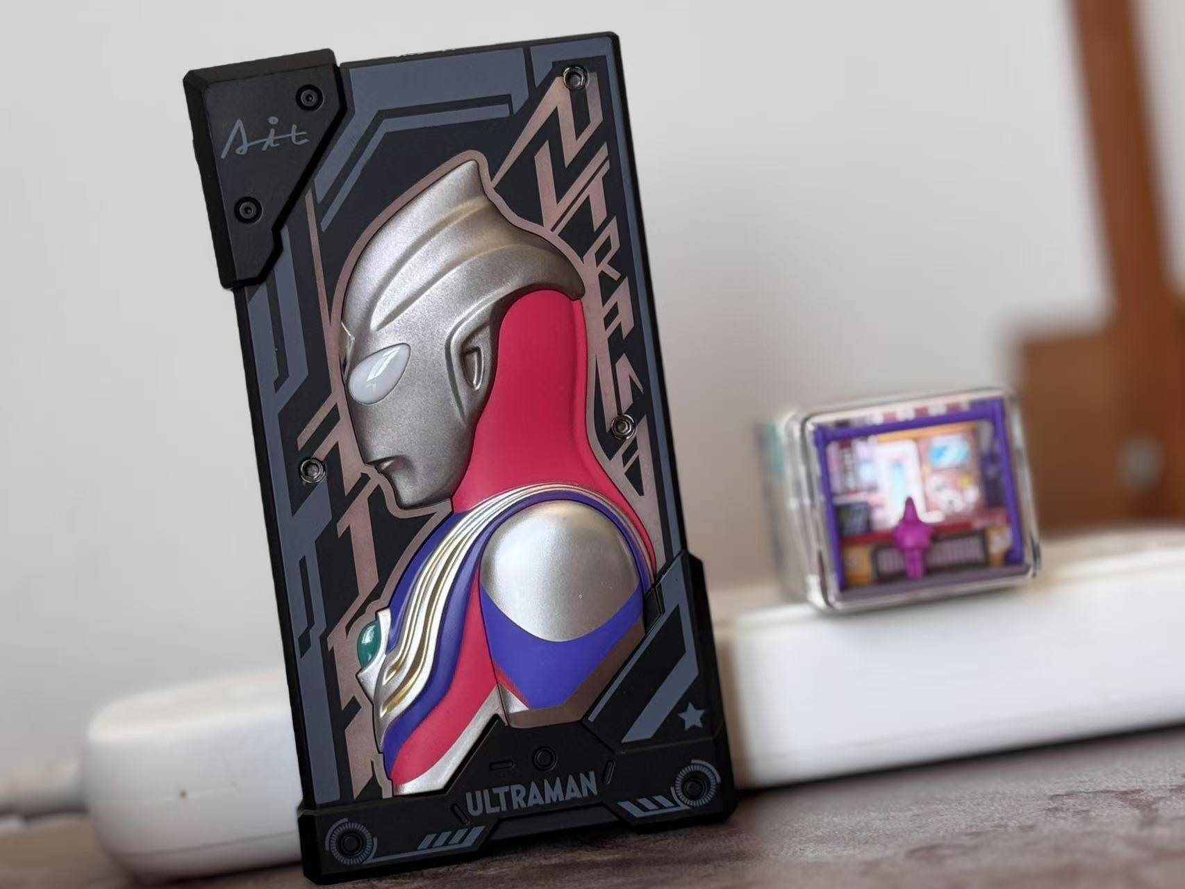 透明机甲下的充电革命——让你的生命中充满光