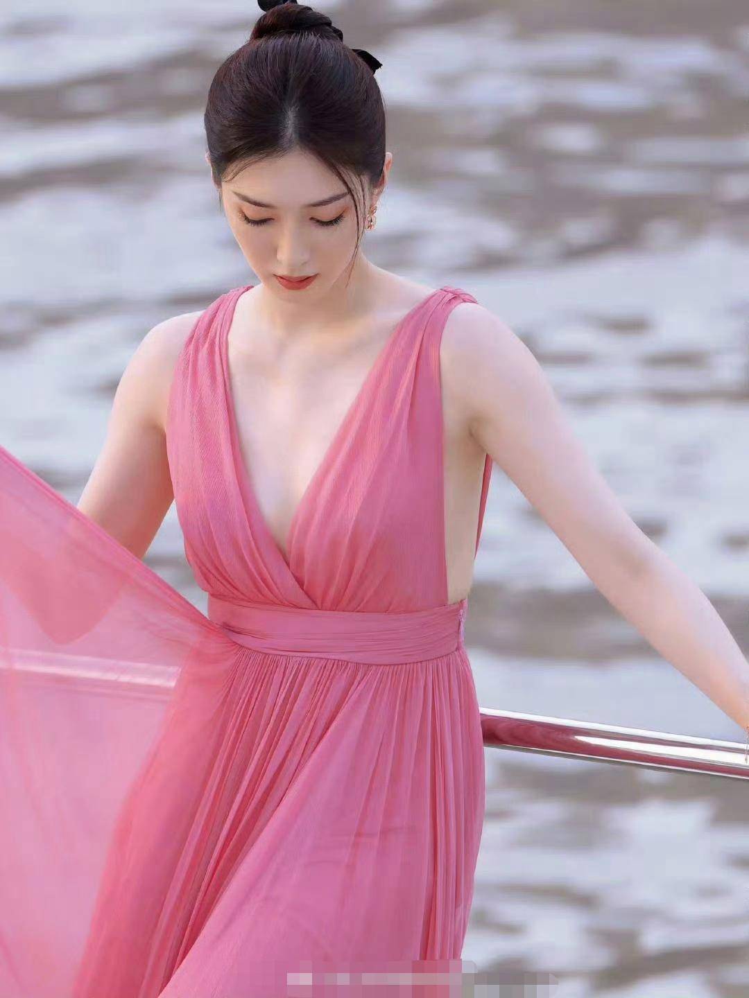 纤腰与深 v 的极致碰撞江疏影粉色纱裙秀出清凉女人味