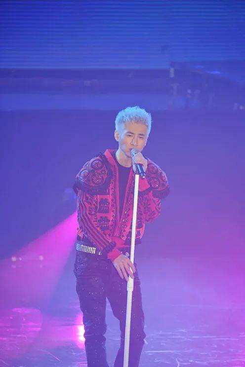 42岁「一曲歌手」时隔15年与泳儿合体