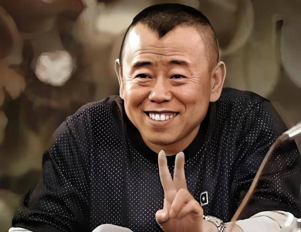 67岁潘长江吃地摊火锅, 被民众围堵角落, 眼神慌张表情失控