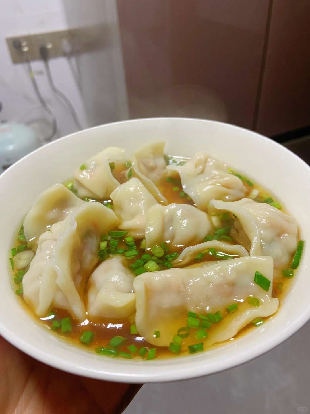 煮饺子不破皮有秘诀,水里撒一把它,饺子筋道不粘连,汤鲜味美