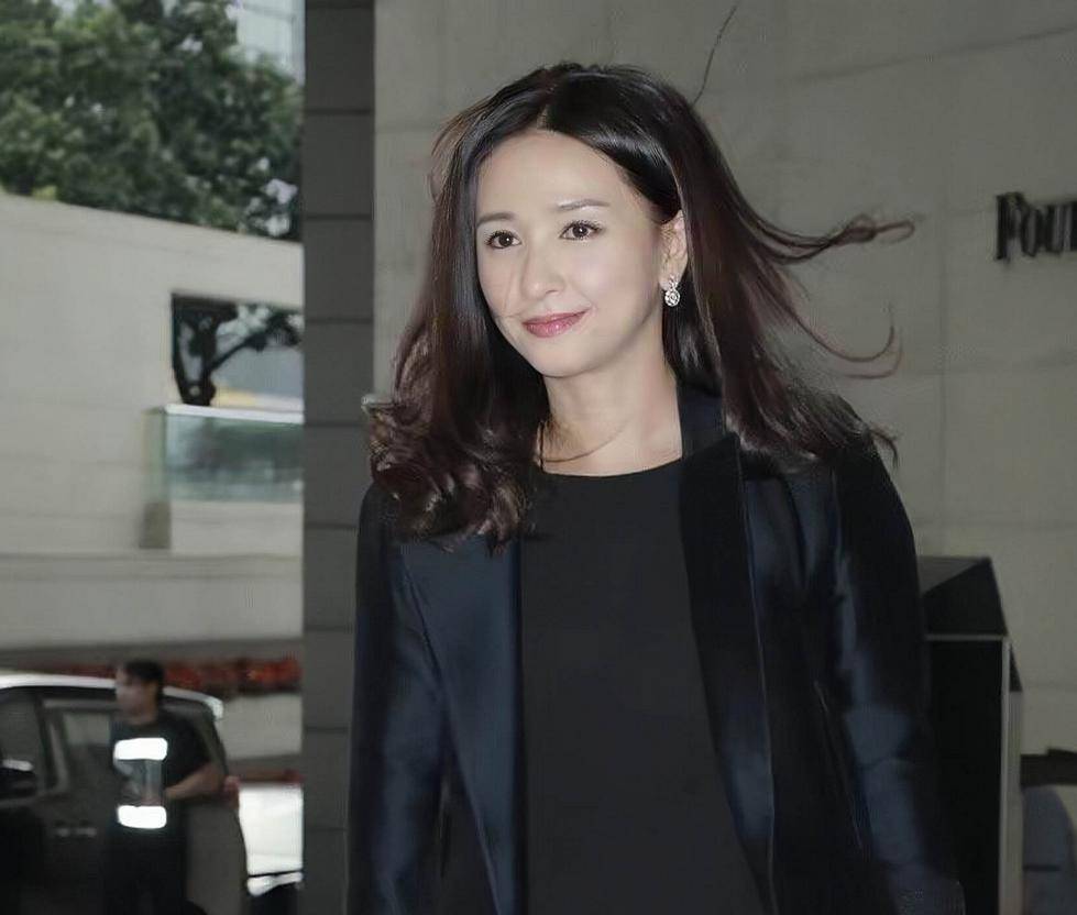 港姐吴婉芳独享8层独立屋,老公在睡梦中猝死,拒绝发展新的恋情