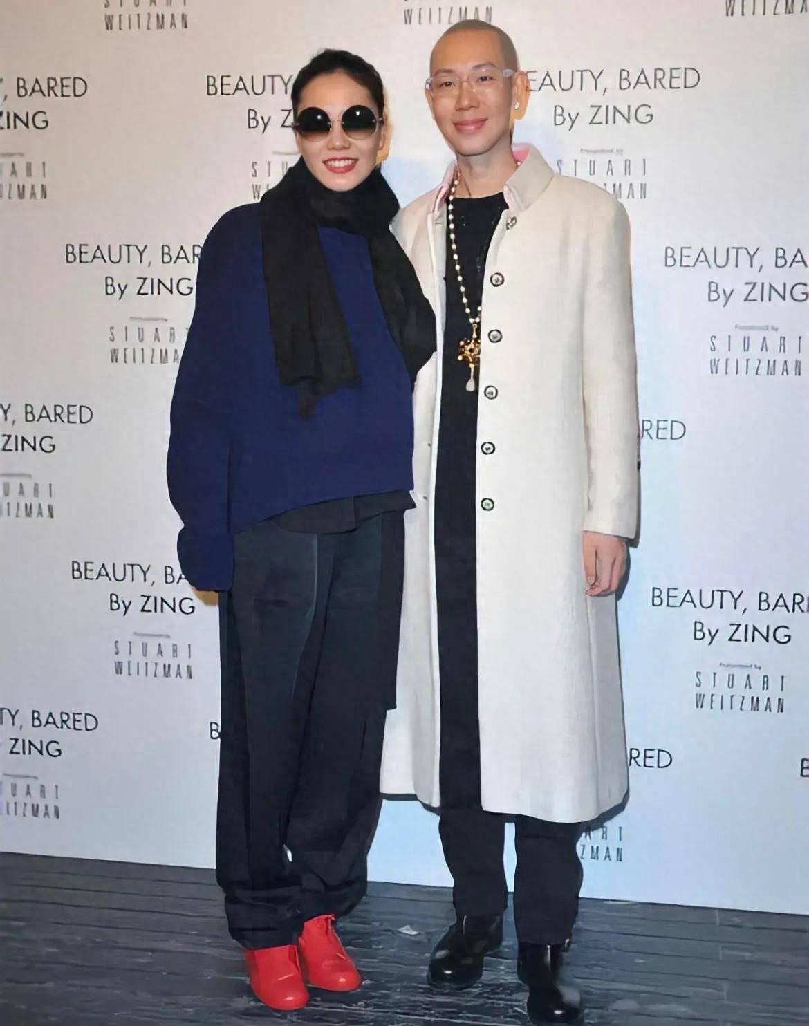 55岁王菲放得开!和男友人拥抱一脸娇羞,穿毛衣配长裤气质高级