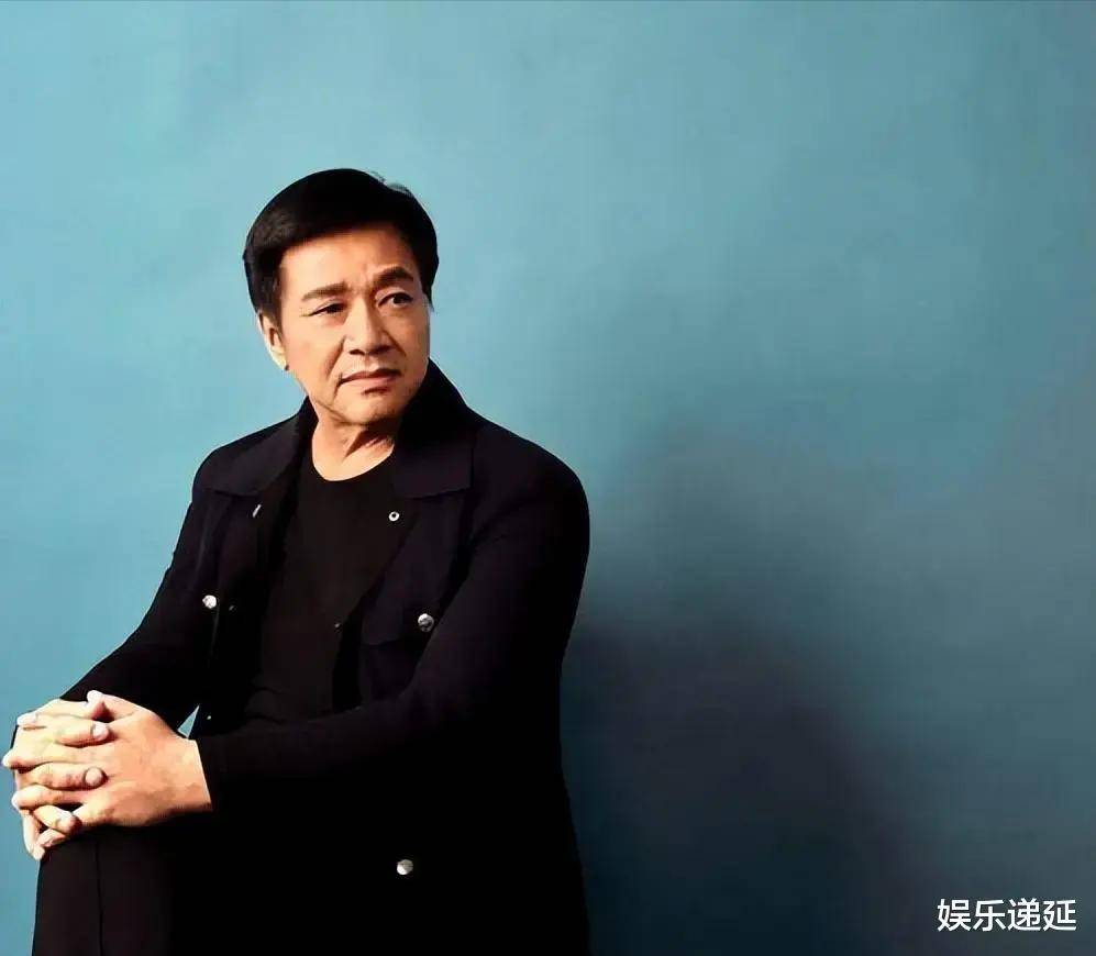 成龙幕后英雄,曾与林心如同居8年,娶35岁娇妻胖成球