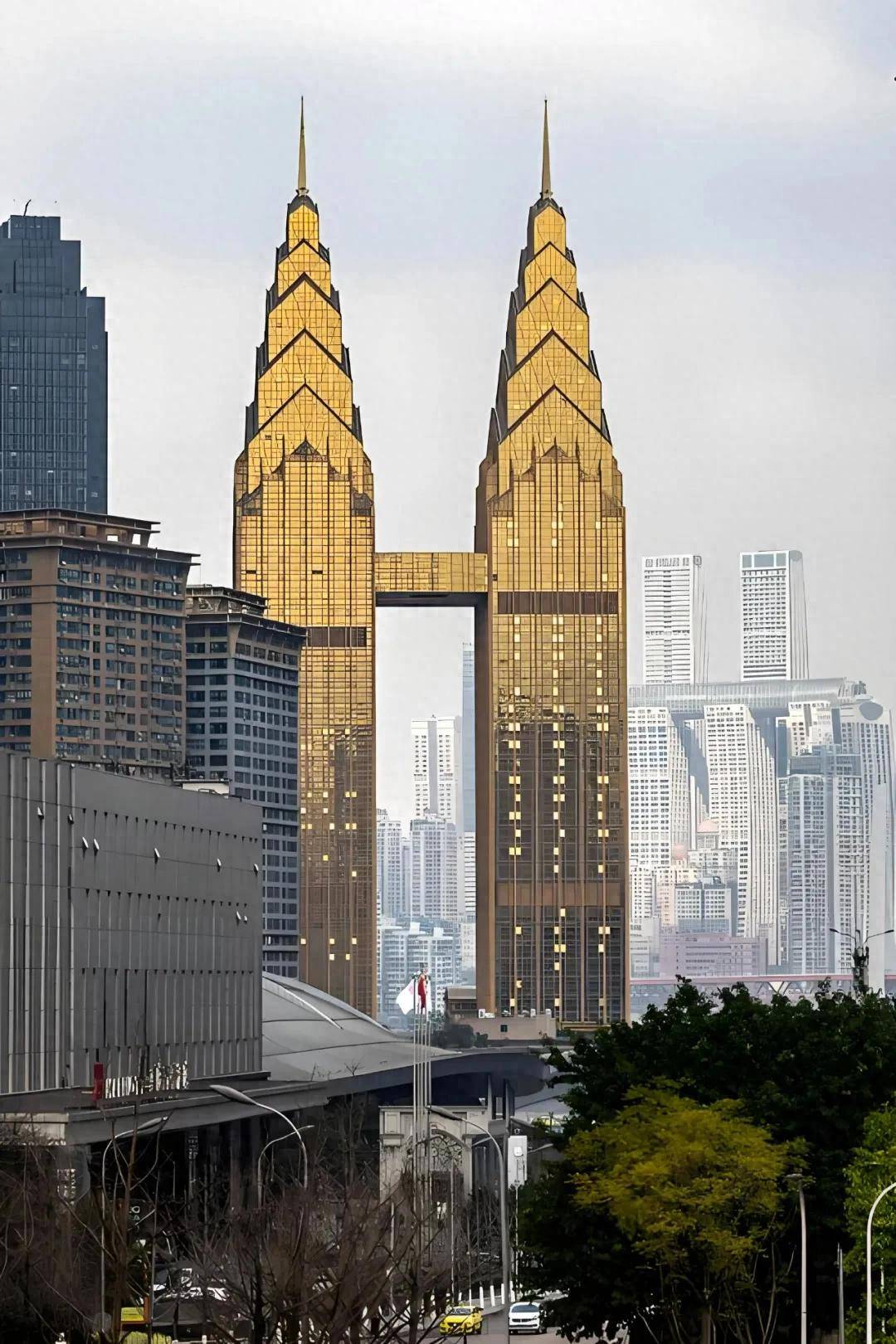 打3折拍卖!重庆地标"土豪金双子塔"西塔易主