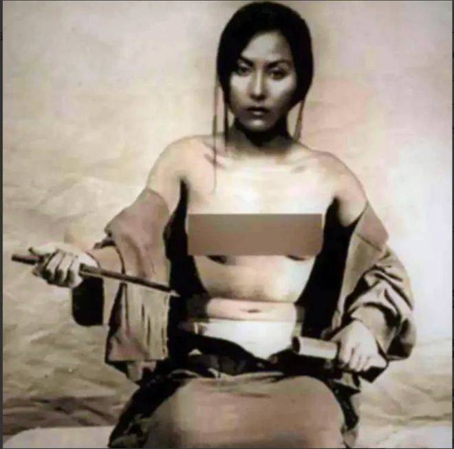 为什么日本女人也热衷切腹,脱去上半身衣服,匕首刺向自己的腹部