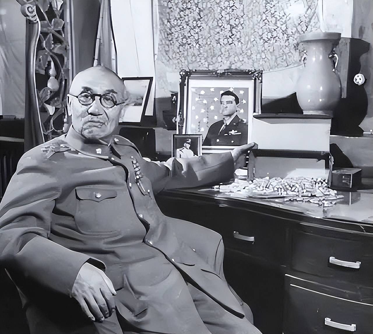 1992年,阎锡山第五子阎志惠参观山西老宅,售票员:同志请买票!