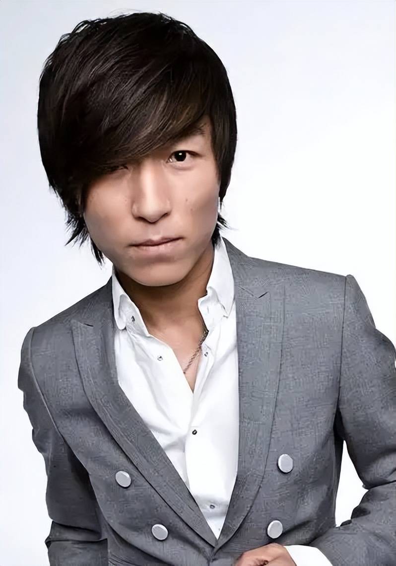 50岁陈羽凡:穿搭像流浪汉,胖到认不出,17岁儿子1米8像妈