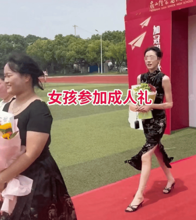 18岁那年，女学生的打扮像38岁，老师直视她！网