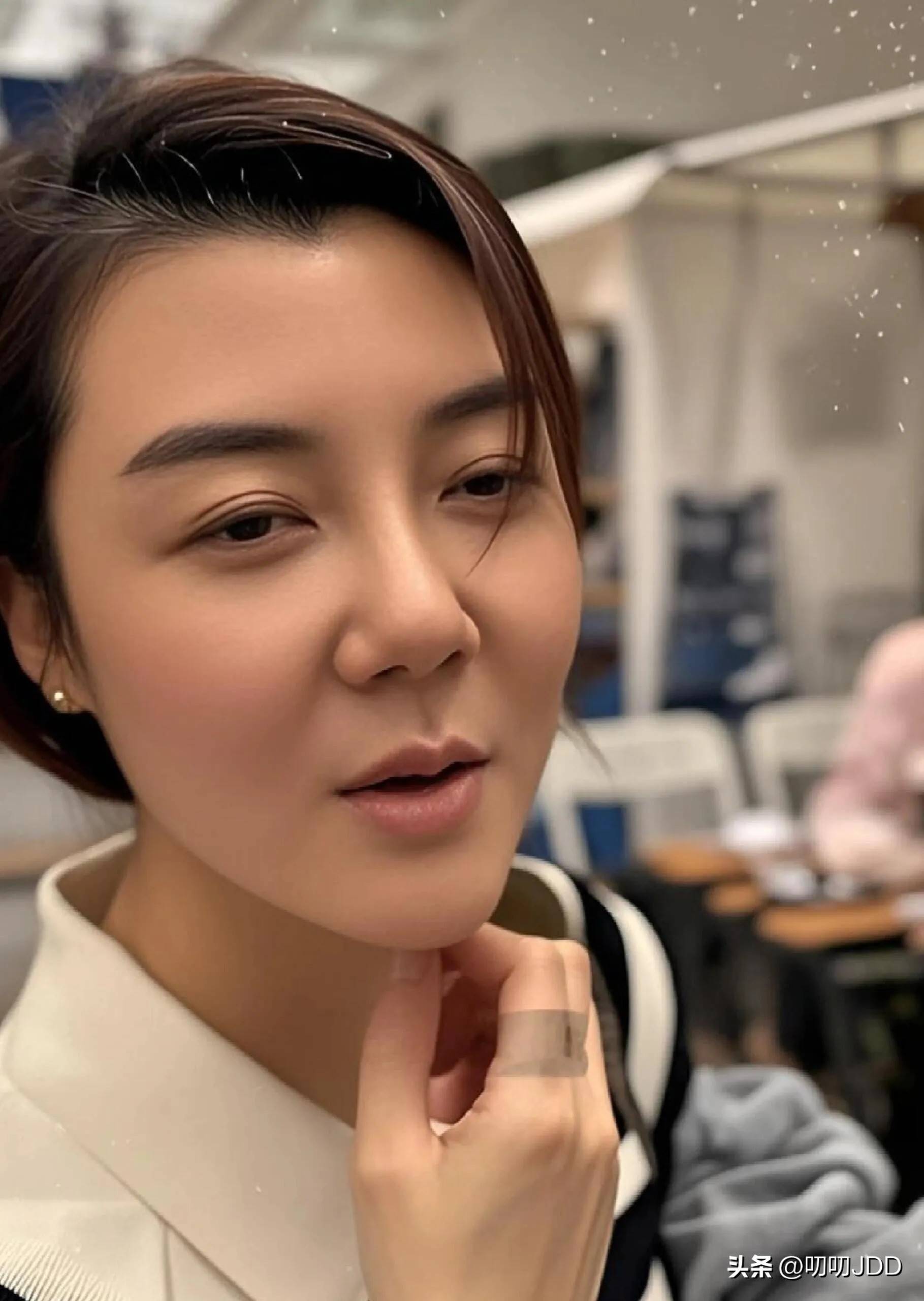 车晓素颜逛街无人识,鼻子问题更明显,邓超喊妈成谜