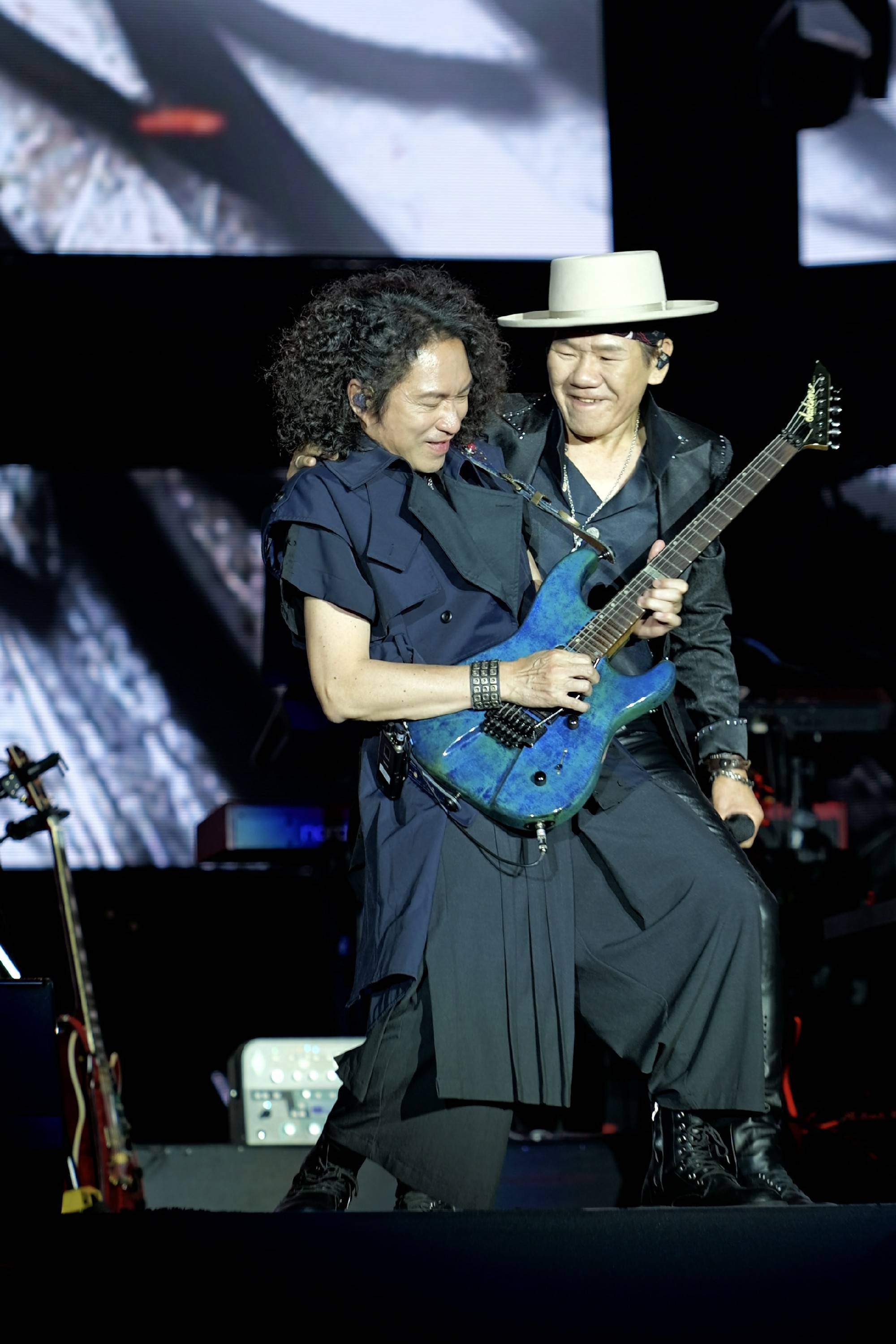 跨越三十年的青春之约八旬师生千里奔赴赵传演唱会