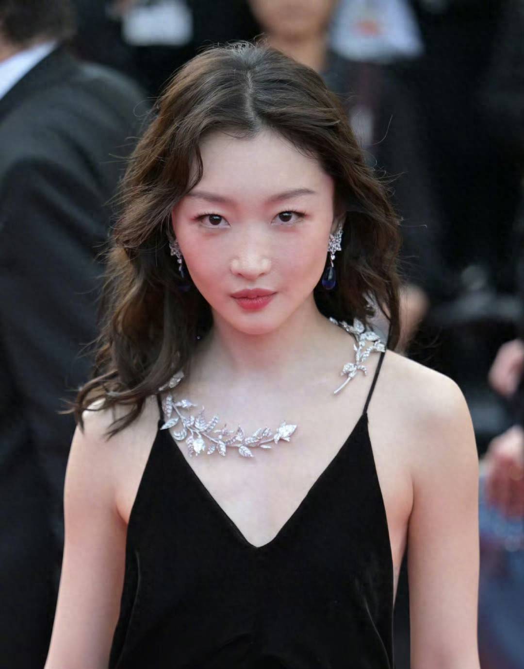 周冬雨这回在戛纳放飞了！大露肋骨纹身，造型团队放大招让她性感_搜狐网, image size:1080x1377
