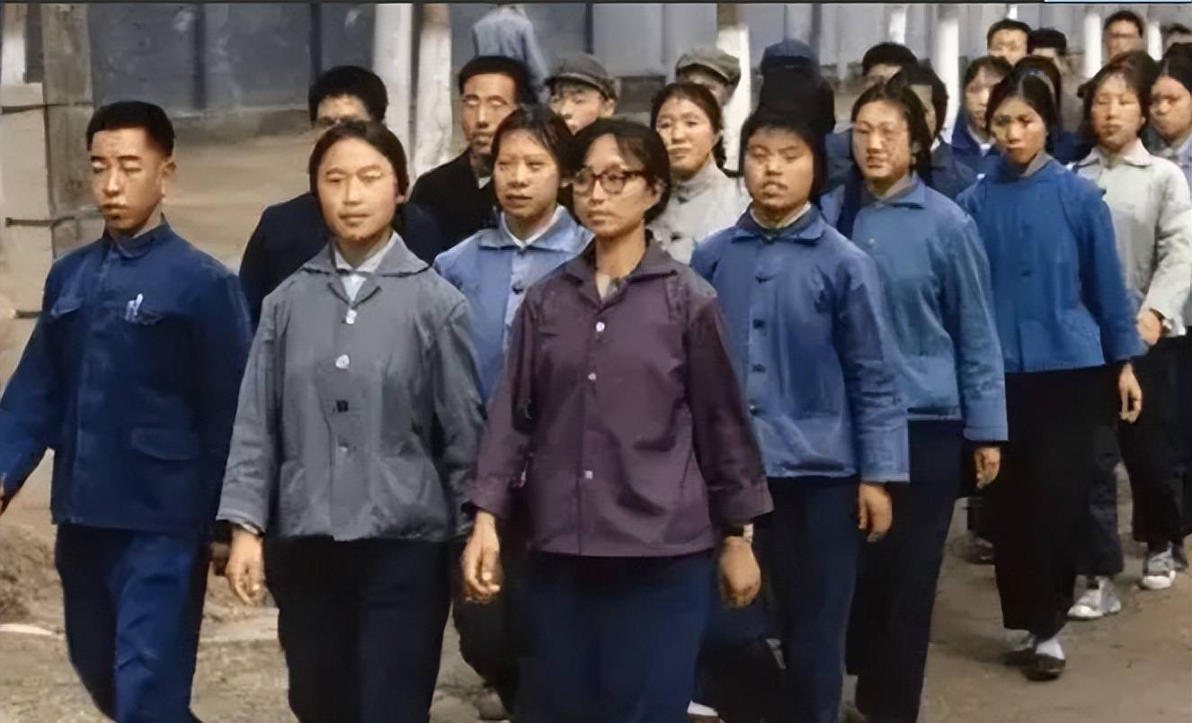 "的确良"能够在当时风靡全国,与新中国成立初期我国工业基础薄弱的