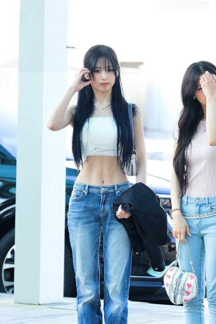 韩女星机场腹肌吸睛,出道前每天狂练800个腹肌运动 插图6 韩女星机场腹肌吸睛,出道前每天狂练800个腹肌运动 插图6