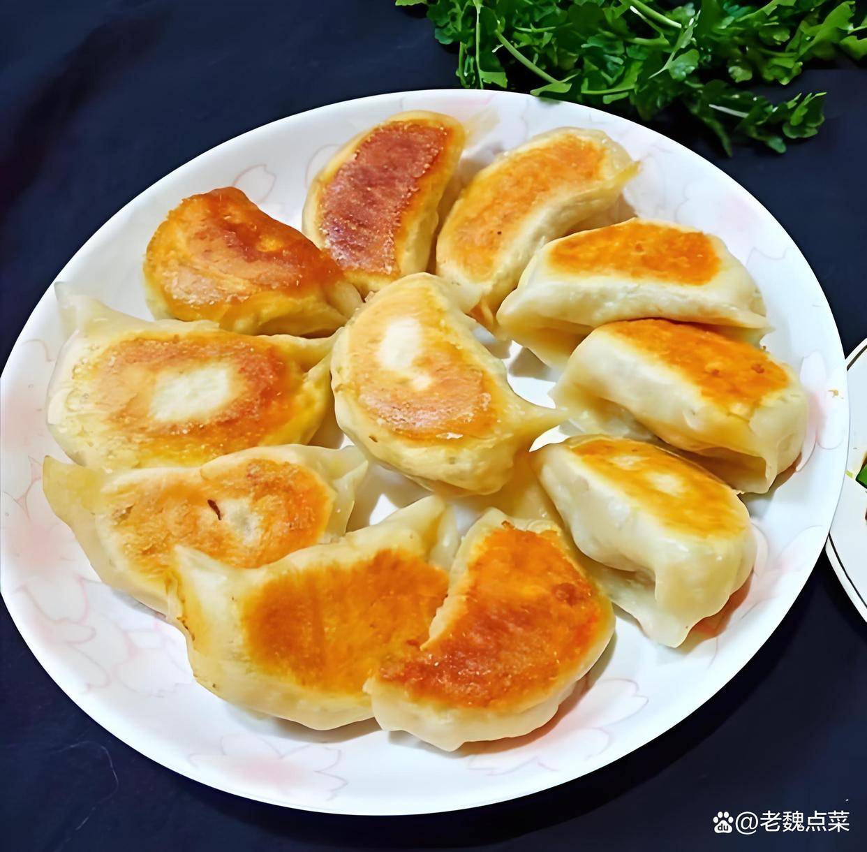 冻饺子直接煎!3 步搞定金黄酥脆煎饺,底部香脆不粘连