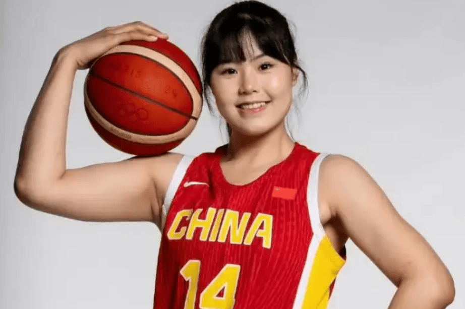 连锁反应！李月汝退赛或逼李梦效仿，球迷：女篮想崛起必须走出去