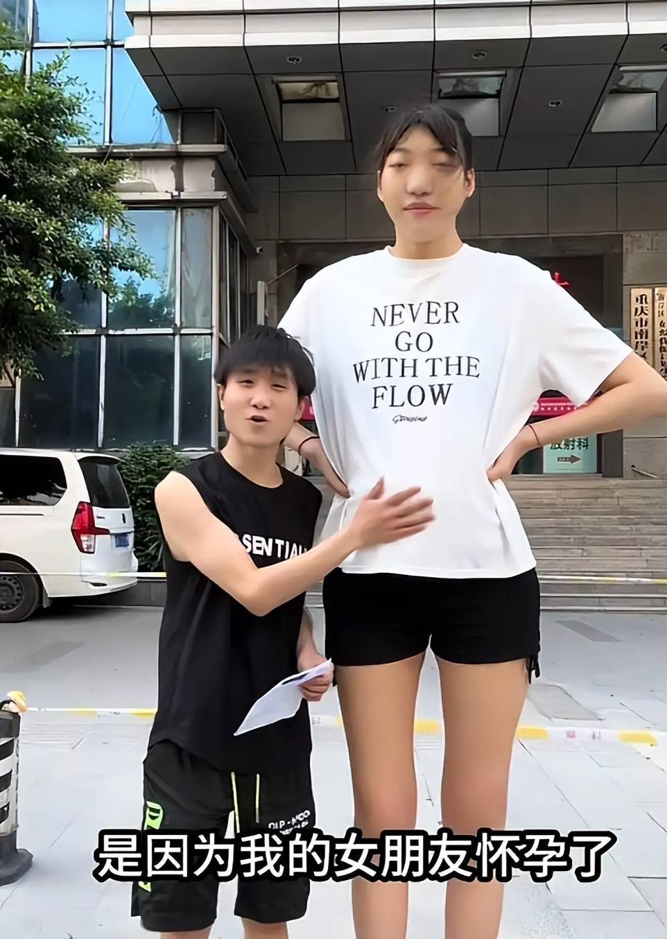 四川女巨人小玥,身高2.10米,爱上身高1.68米重庆小伙,未婚先孕