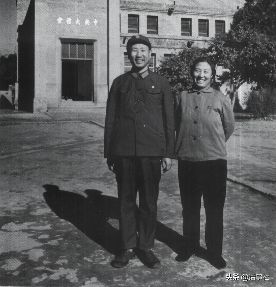 正是在这期间他接到了调令前往工兵司令部参与全军政治工作条例中