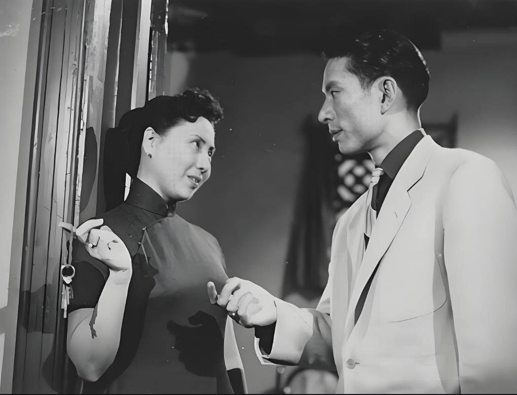 在《羊城暗哨》里,她让八姑的温柔与杀机共生:狄梵的"双面绣"