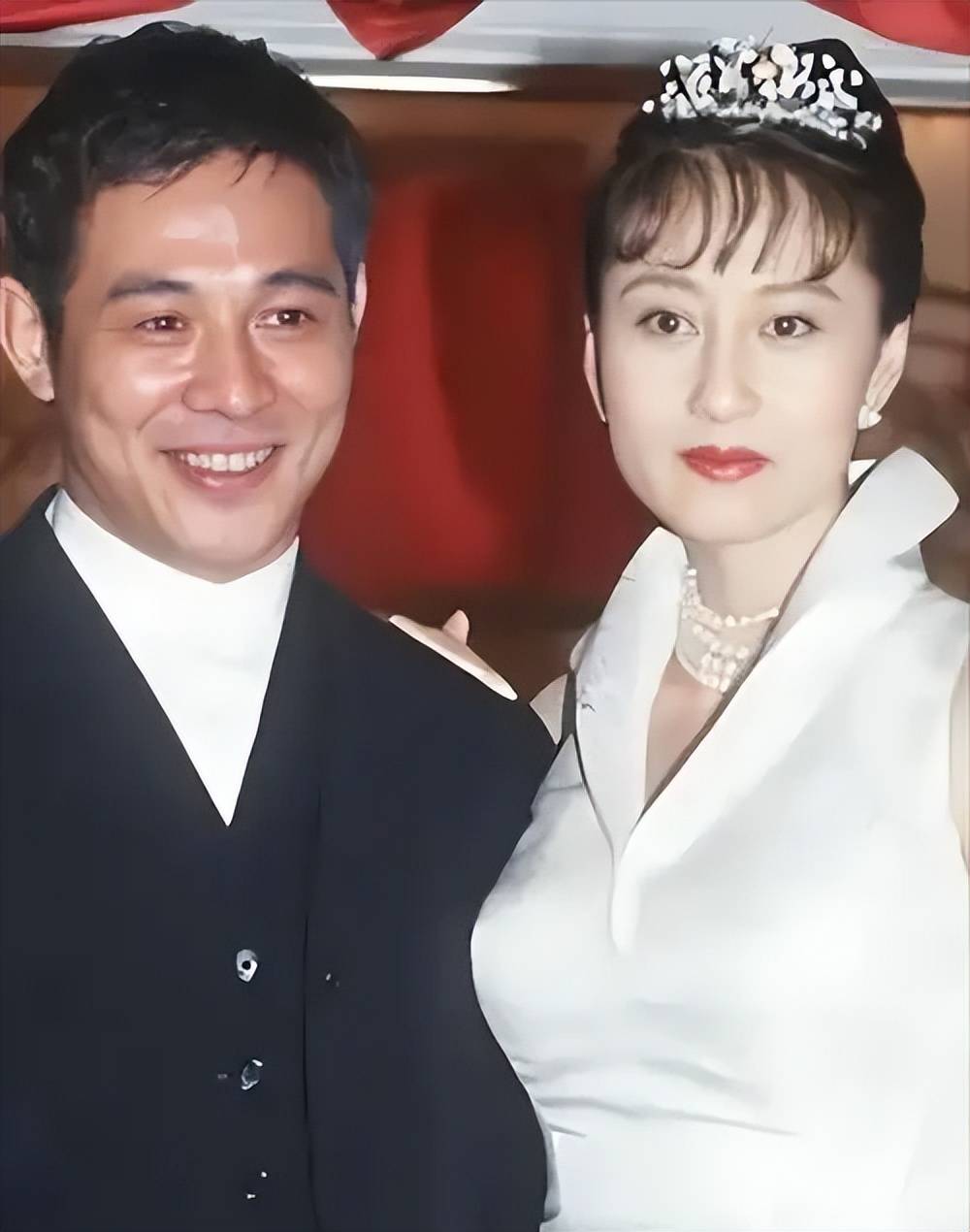 62岁李连杰小学文凭都没有,四个女儿都大学毕业了,小女儿很显老